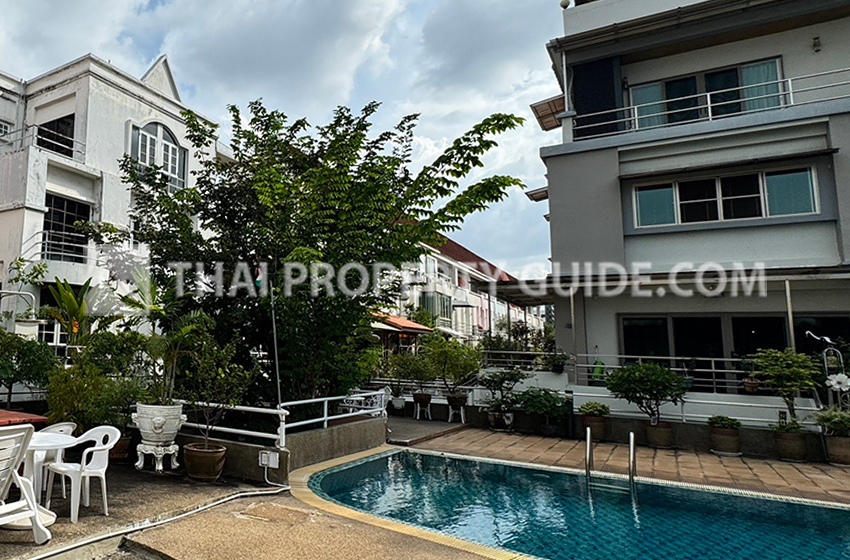 Townhouse in Phaholyothin 